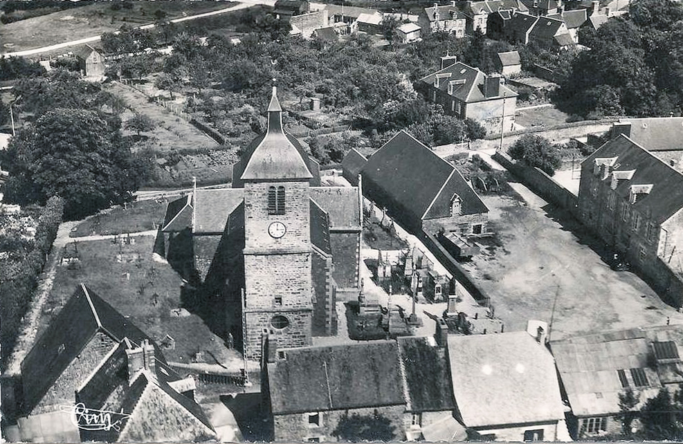 19500000c PONT-FARCY IMAGES L'Église de St Jean et La Place.jpg